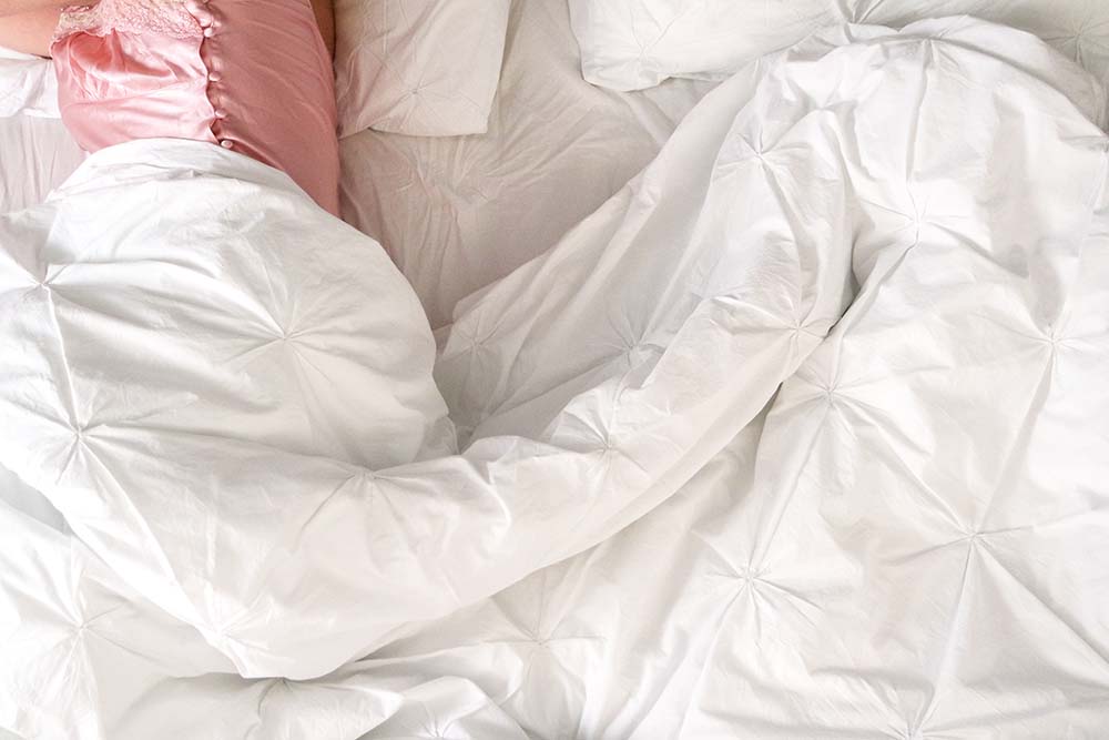 Premium πάπλωμα με φυσικό γέμισμα σε μοντέρνο υπνοδωμάτιο με ουδέτερους τόνους.