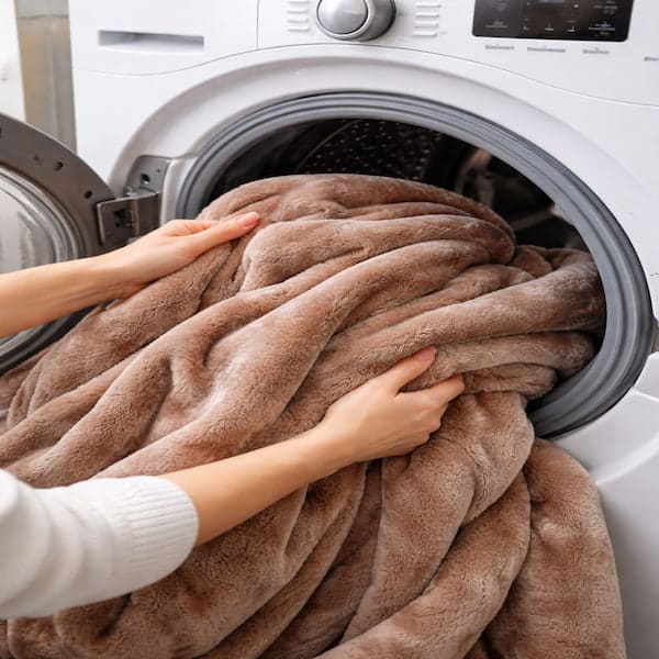 Πώς Καθαρίζονται Σωστά οι Βελουτέ Κουβέρτες;